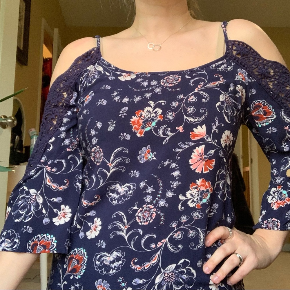 Xhilaration Cold shoulder 3/4 length top